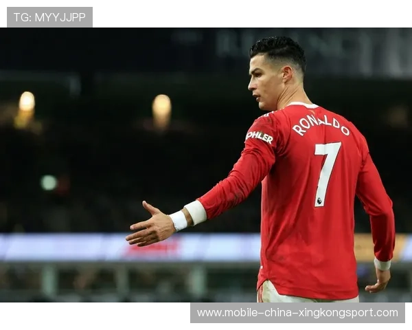 C罗一脚倒钩震天响!沙特联门柱都在颤 C罗一脚倒钩震天响!沙特联门柱都在颤