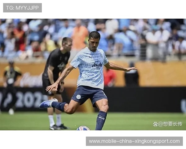 罗德里高位拦截精准,曼城中场保持高压态势 罗德里高位拦截精准,曼城中场保持高压态势