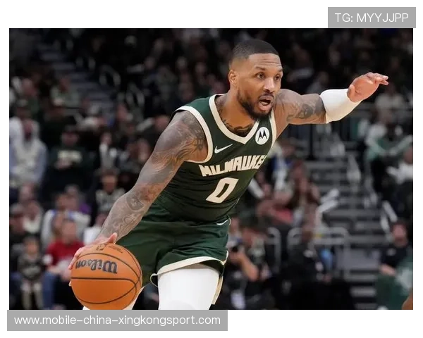 利拉德中线LOGO区域连续三投命中 利拉德中线LOGO区域连续三投命中