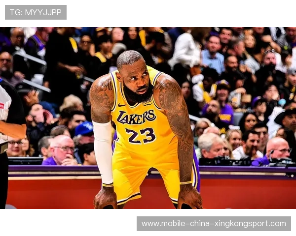 詹姆斯连续反击得分，湖人攻势如疾风