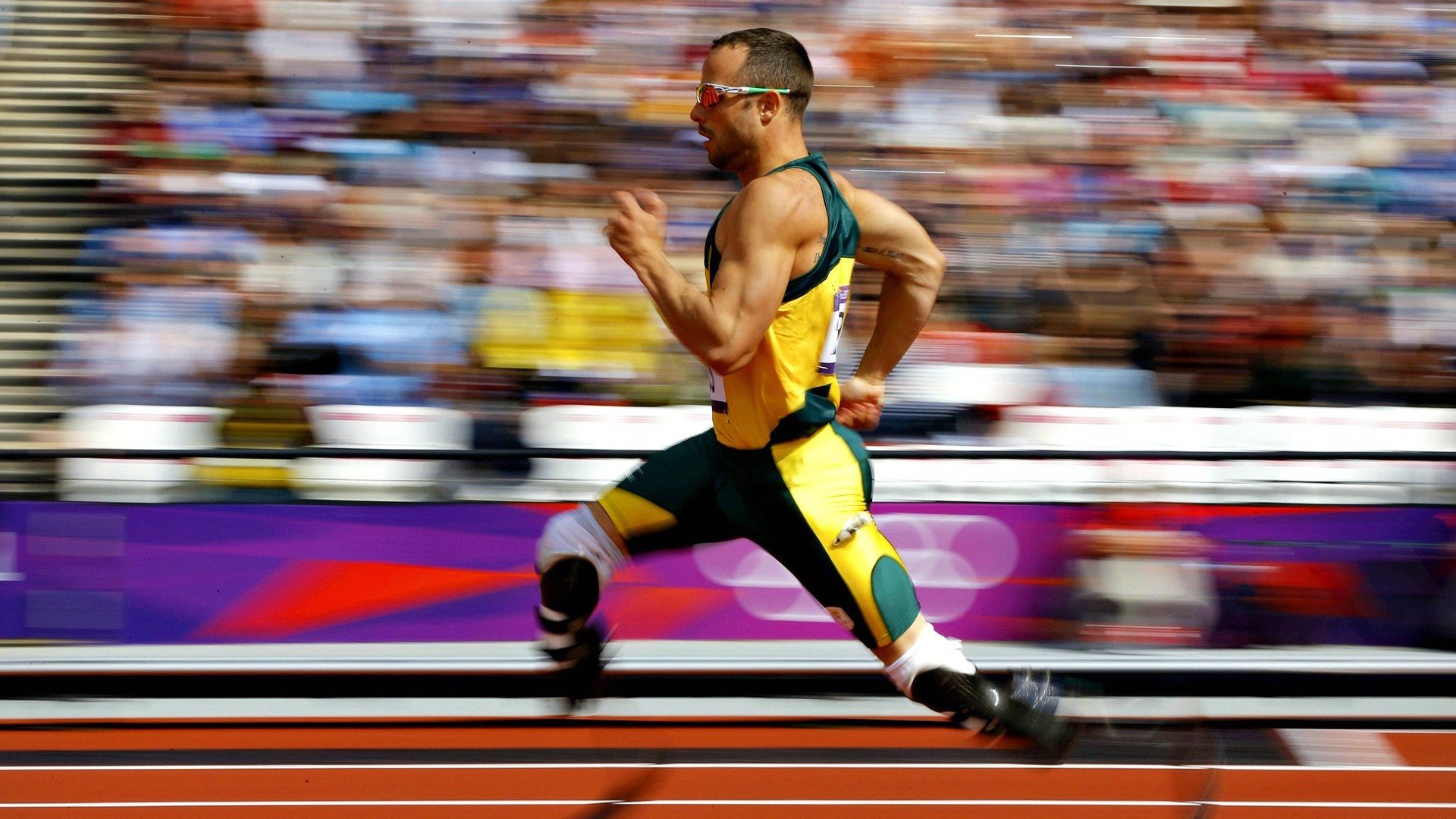 “动力伞空中定点投掷模拟赛” 空中投包对准地面靶心